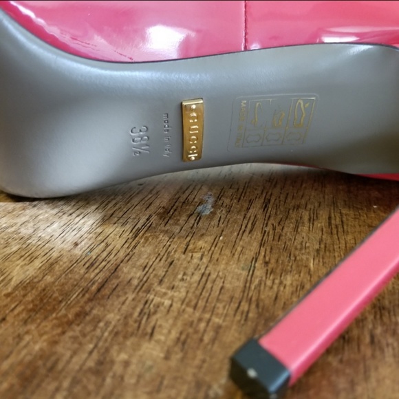 Gorgeous Red Gucci Shoes . - Picture 6 of 7